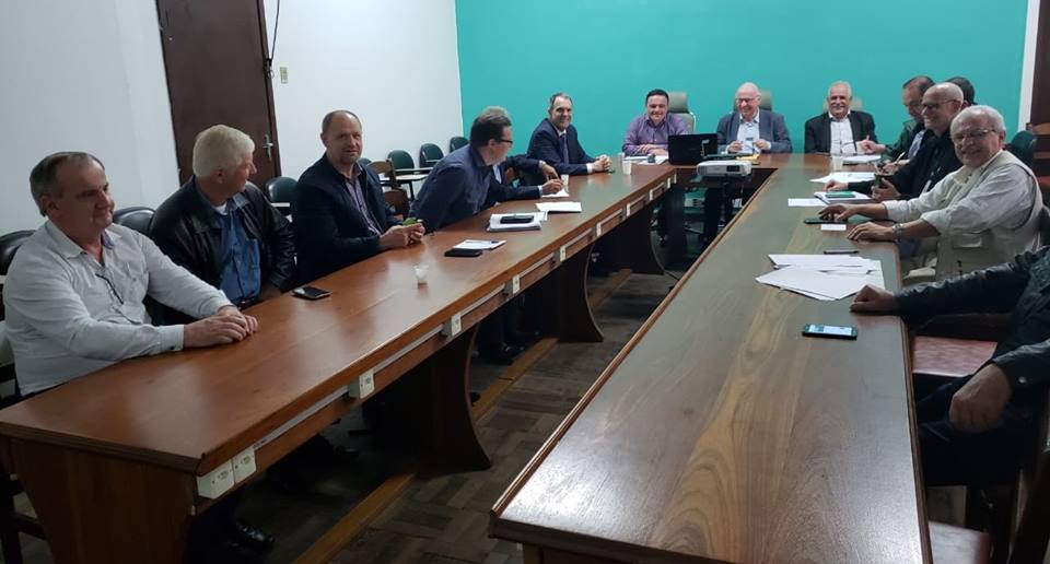 Entidades participam de reunião com objetivo de debater estratégias para o setor leiteiro
