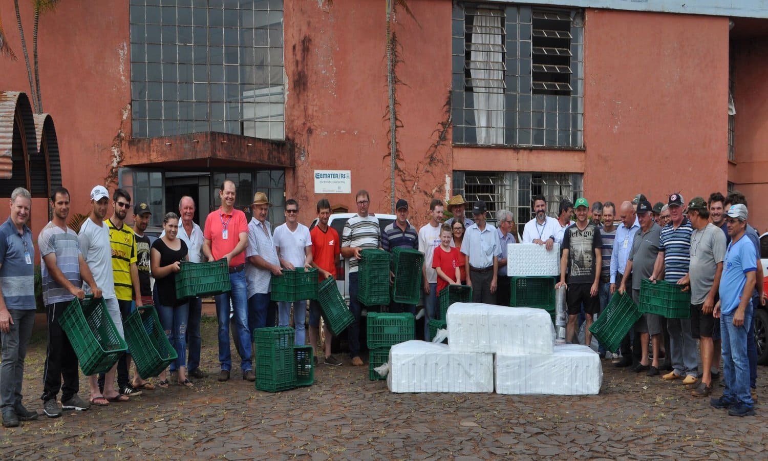 Horticultores e fruticultores são contemplados com insumos