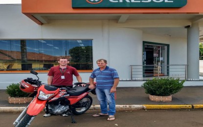 Cresol entrega moto financiada pelo Pronaf Mais Alimentos