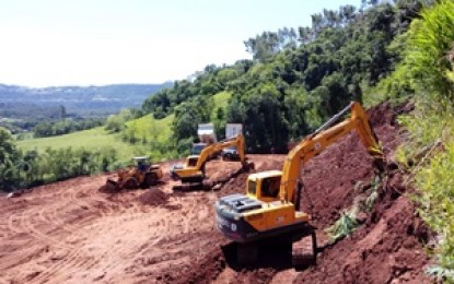 Secretaria de obras realiza terra planajem para construção de chiqueiros e aviários