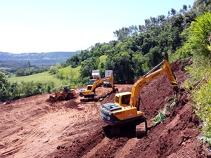 Secretaria de obras realiza terra planajem para construção de chiqueiros e aviários