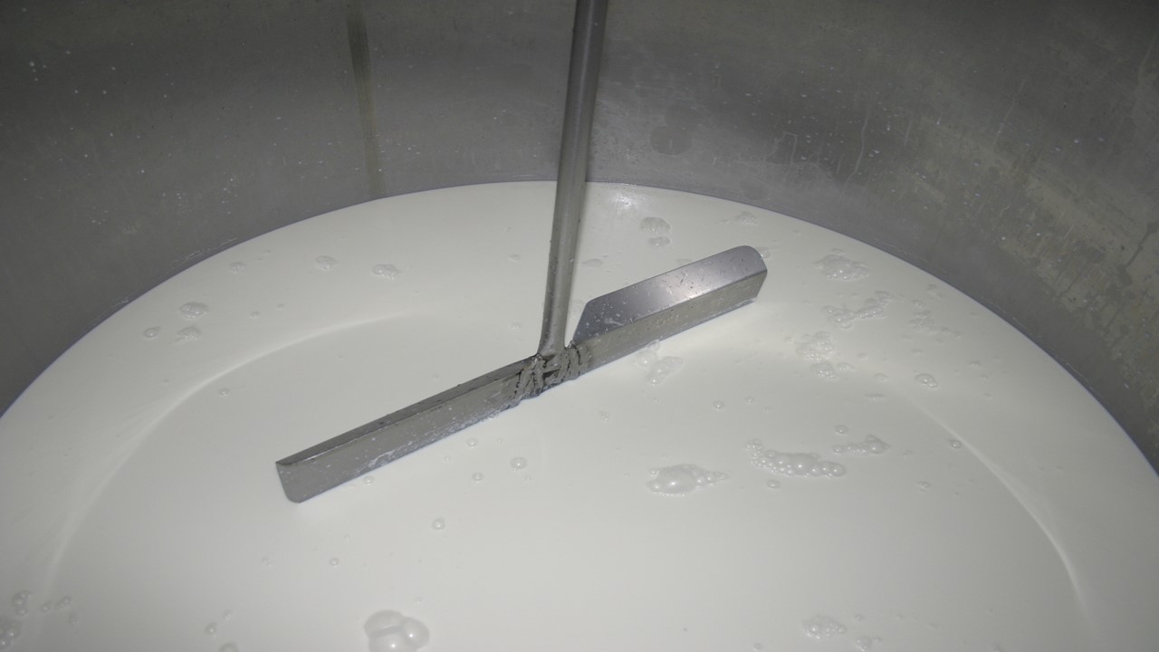Aparelho usa sensores para medir com precisão volume de leite em tanques